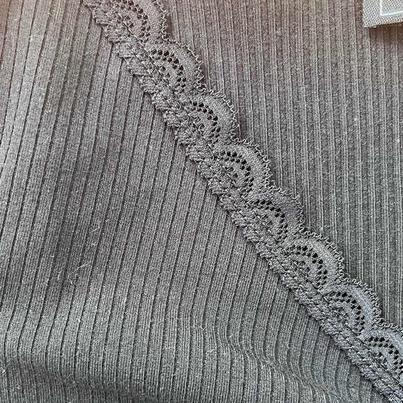 Lace lined V-neck Top - Picture 2 of 3